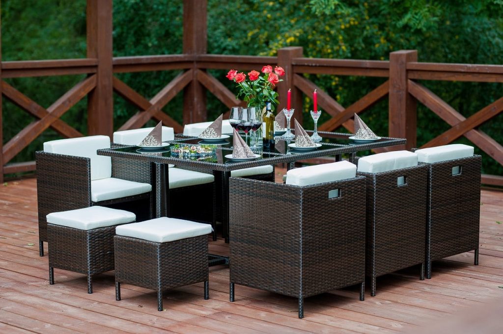 stół ogrodowy z krzesłami na domowym tarasie